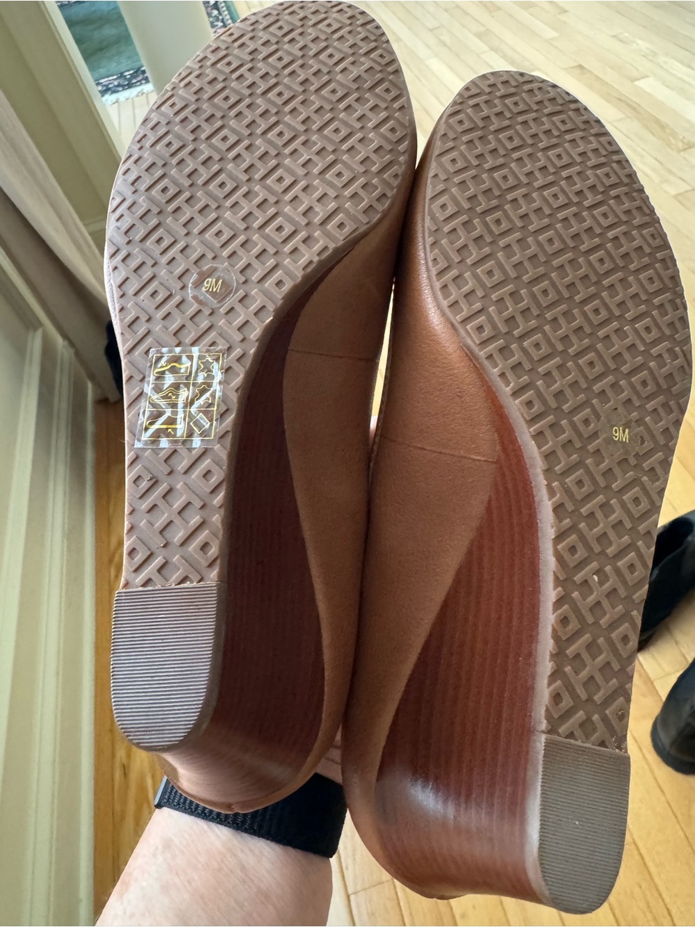 Tory Burch Size 9 Walnut Brown Pebble Leather Logo 3” Wedge Round Toe Pumps NWOT - Picture 10 of 12